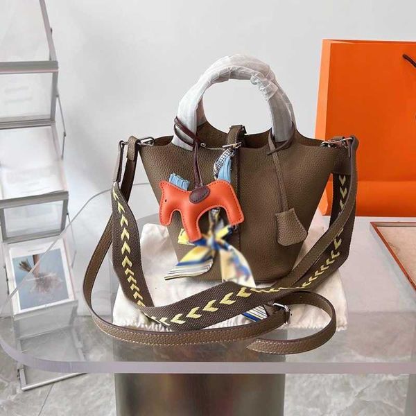 lychee leather bucket bags letter luxury totes with horse pendant designers bag large capacity vegetable basket bag in leather one-shoulder
lychee leather bucket bags letter luxury totes with horse pendant designers bag large capacity vegetable basket bag in leather one-shoulder