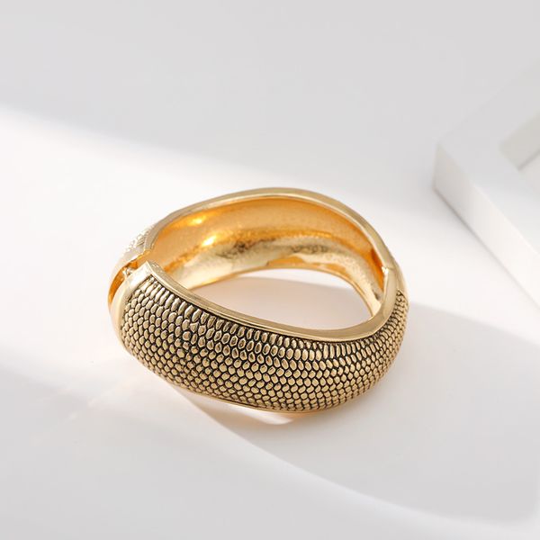 gold sliver vintage style blackened craftsmanship, personalized bracelet, vintage style, exaggerated bracelet, metal texture, high-end jewel, Black
gold sliver vintage style blackened craftsmanship, personalized bracelet, vintage style, exaggerated bracelet, metal texture, high-end jewel, Black