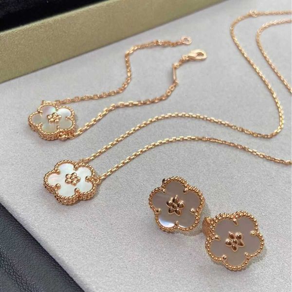 

Designer Four-leaf clover top accessories women Cleef High Edition Plum Blossom Necklace Earstuds Thick Plated 18k Rose Gold White Fritillaria Clavicle Chain