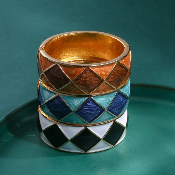 black white selling fashion bracelets, vintage drop oil dual color gold drum shaped geometric pattern bracelets, gift jewelry wholesale gift
black white selling fashion bracelets, vintage drop oil dual color gold drum shaped geometric pattern bracelets, gift jewelry wholesale gift