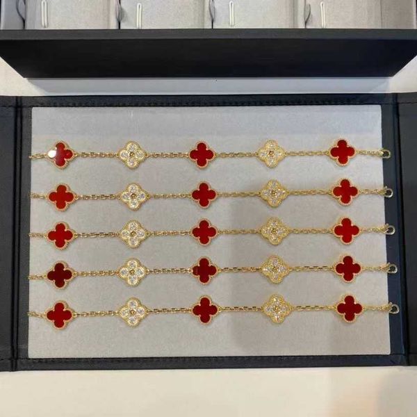 Designer Four-leaf clover luxury top jewelry accessories for women Cleef V Golden Fan Bracelet Five Flower White Fritillaria Red Agate Inlaid Diamond Bracelet
Designer Four-leaf clover luxury top jewelry accessories for women Cleef V Golden Fan Bracelet Five Flower White Fritillaria Red Agate Inlaid Diamond Bracelet