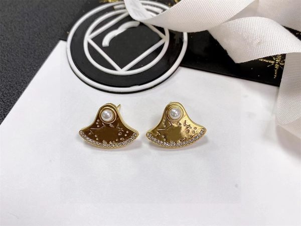crystal letter studs 18k gold channel plated 925 silver luxury brand designer geometry celebrity round crystal pearl earrings wedding party, Golden;silver
crystal letter studs 18k gold channel plated 925 silver luxury brand designer geometry celebrity round crystal pearl earrings wedding party, Golden;silver