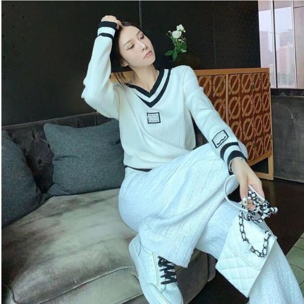 fashion designer channel women's sweaters wear heart-shaped v-neck knit vertical alphabet embroidery soft and comfortable base high-qua, White;black
fashion designer channel women's sweaters wear heart-shaped v-neck knit vertical alphabet embroidery soft and comfortable base high-qua, White;black