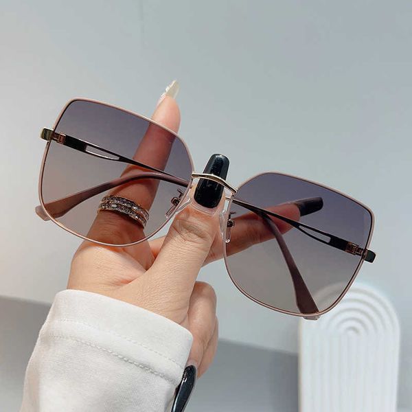 new minimalist inset style metal box women's polarized fashionable glasses high-end sunshade trendy sunglasses, White;black
new minimalist inset style metal box women's polarized fashionable glasses high-end sunshade trendy sunglasses, White;black