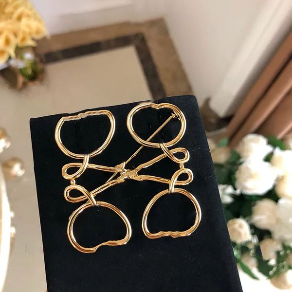 simple letter pins brooch luxury designer jewelry for women gold broochs mens classic brand breastpin scarf suit party dress ornament, Gray
simple letter pins brooch luxury designer jewelry for women gold broochs mens classic brand breastpin scarf suit party dress ornament, Gray