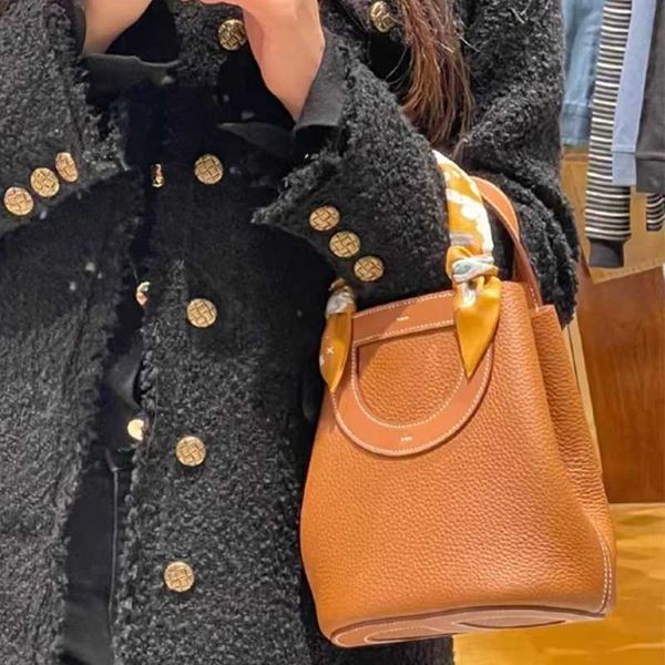 real leather shoulder totes fashion bags famous brand designer quality vegetable basket large capacity lady portable bucket bag 2023 new 230
real leather shoulder totes fashion bags famous brand designer quality vegetable basket large capacity lady portable bucket bag 2023 new 230