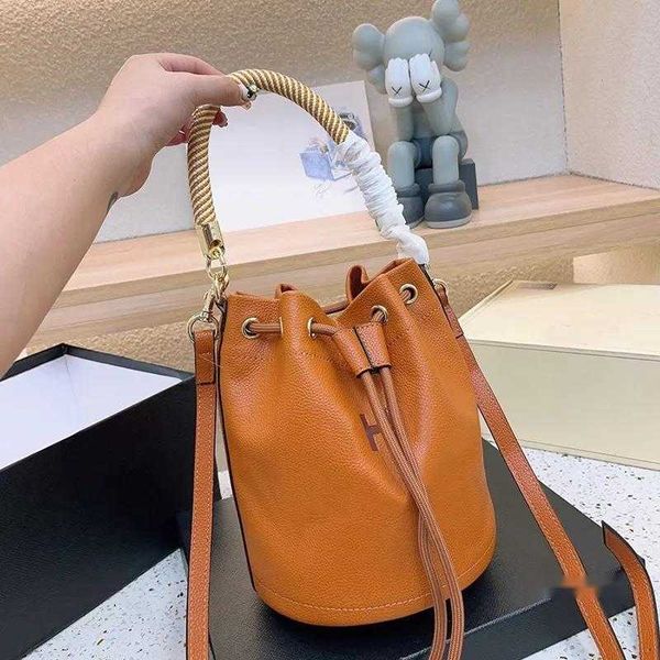 2023- leather bucket bag womens men designer handbag crossbody bags classic drawstring shoulder purse fashion wallet woven handle removable
2023- leather bucket bag womens men designer handbag crossbody bags classic drawstring shoulder purse fashion wallet woven handle removable