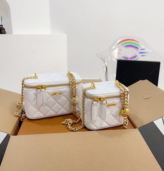 fashion luxurys designer cosmetic bag crossbody makeup bags square box with makeup mirror golden ball adjustment chain bag genuine leather d
fashion luxurys designer cosmetic bag crossbody makeup bags square box with makeup mirror golden ball adjustment chain bag genuine leather d