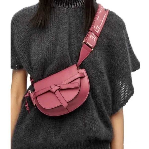 new gate designer head layer cowhide loewz saddle bag bow belt decoration letter knitted shoulder strap single crossbody bag 17 colors
new gate designer head layer cowhide loewz saddle bag bow belt decoration letter knitted shoulder strap single crossbody bag 17 colors