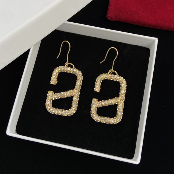 drop pearl tassels stud earrings gold earring designer for woman luxury brand letter v logo earings valentinolies weddings gift 6934, Golden;silver
drop pearl tassels stud earrings gold earring designer for woman luxury brand letter v logo earings valentinolies weddings gift 6934, Golden;silver