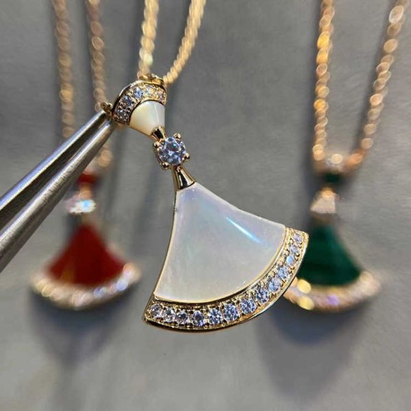Luxury Bvlgr top jewelry accessories designer woman Treasure Double Layer Skirt Necklace White Fritillaria Red Chalcedony High Edition Collar Chain with No Gaps
Luxury Bvlgr top jewelry accessories designer woman Treasure Double Layer Skirt Necklace White Fritillaria Red Chalcedony High Edition Collar Chain with No Gaps