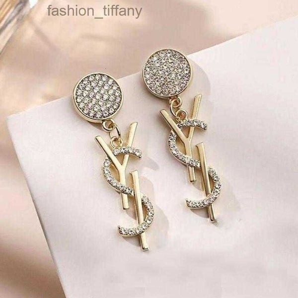 fashion women designer earrings ear stud brand 18k gold plated designers geometry letters crystal earring wedding party jewerlry classic sty, Golden;silver
fashion women designer earrings ear stud brand 18k gold plated designers geometry letters crystal earring wedding party jewerlry classic sty, Golden;silver