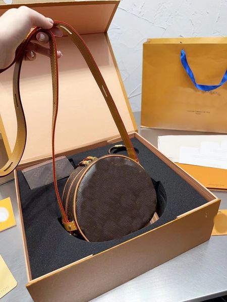 l family round moon bag original yellow leather full just hardware unique geometric line workmanship shoulder strap genuine leather messenge
l family round moon bag original yellow leather full just hardware unique geometric line workmanship shoulder strap genuine leather messenge