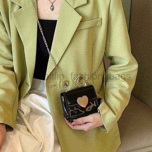 cross body small bag women's trend love lacquer leather small square bag fashion chain one shoulder crossbody bag versatile mini lipsti
cross body small bag women's trend love lacquer leather small square bag fashion chain one shoulder crossbody bag versatile mini lipsti