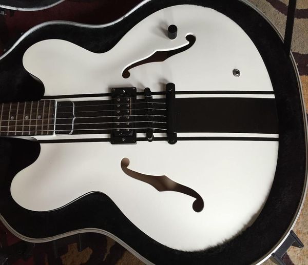 rare es 333 tom delonge signature semi hollow body white black stripe jazz electric guitar black body binding single pickup blac8806916
rare es 333 tom delonge signature semi hollow body white black stripe jazz electric guitar black body binding single pickup blac8806916