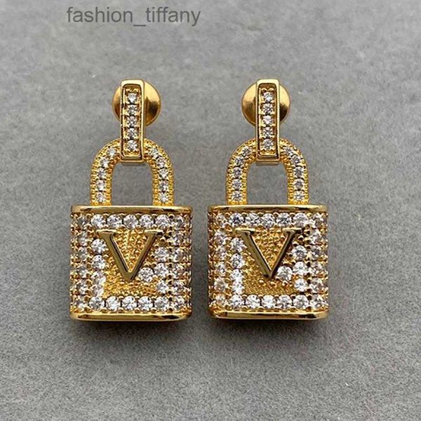 2021 new fashion diamond-studded lock earrings ladies personalized jewelry with box, Golden;silver
2021 new fashion diamond-studded lock earrings ladies personalized jewelry with box, Golden;silver