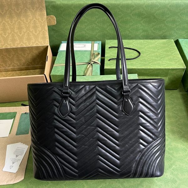 luxurys designer large tote bag handbag reveals a v base further enhancing the tonal logo hardware shoulder bag shopping handbag mirror qual
luxurys designer large tote bag handbag reveals a v base further enhancing the tonal logo hardware shoulder bag shopping handbag mirror qual