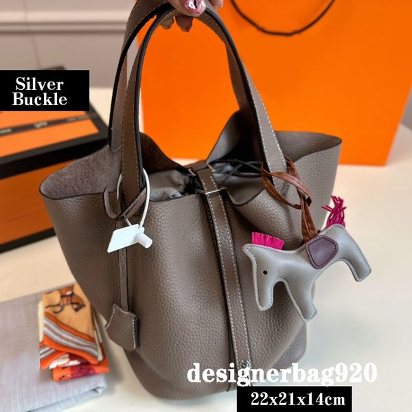 bucket bag h letter handbag design genuine leather large tote bags gold or silver buckle thick strap famous bag brands shopping travel offic
bucket bag h letter handbag design genuine leather large tote bags gold or silver buckle thick strap famous bag brands shopping travel offic