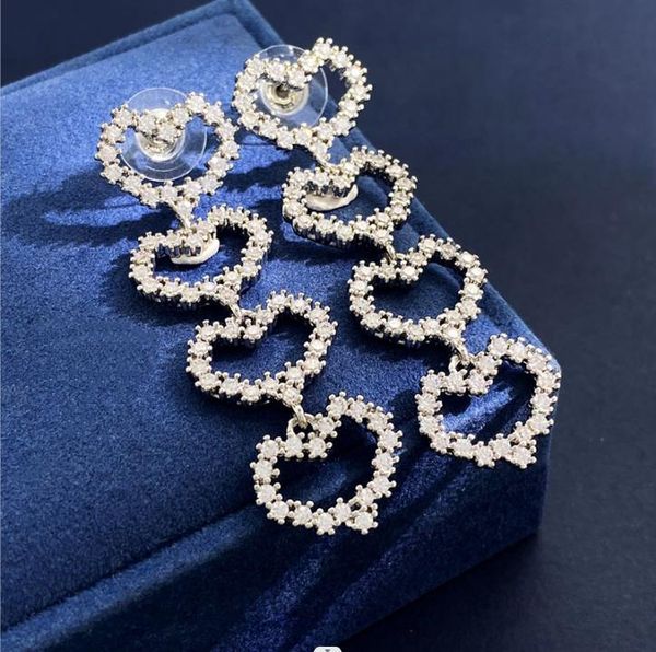 new designed fashion 925 silver hollow out full diamonds heart tassel earrings titanium steel love ear studs designer jewelry t0818
new designed fashion 925 silver hollow out full diamonds heart tassel earrings titanium steel love ear studs designer jewelry t0818