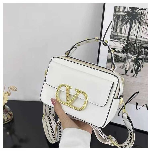 v v for ladies designer new urban bags handbag fashion one shoulder messenger factory goods large capacity bag women's small square bag
v v for ladies designer new urban bags handbag fashion one shoulder messenger factory goods large capacity bag women's small square bag