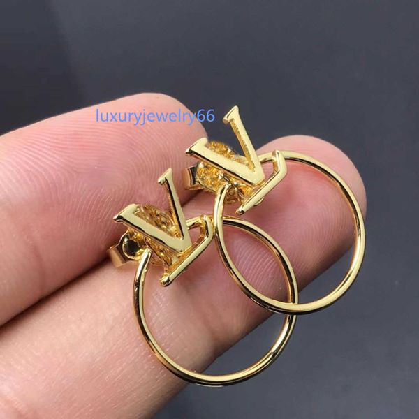 2023 european and american simple hoop designer earrings. 18k gold-plated classic hoop luxury earrings designer for women. wedding party are, Golden;silver
2023 european and american simple hoop designer earrings. 18k gold-plated classic hoop luxury earrings designer for women. wedding party are, Golden;silver