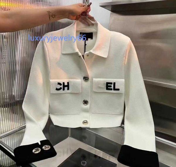 2023ss designer women's jackets lapel polo fashion chest pocket slim fit white embroidery printed metal buckle knitted long-sleeved car, Black;brown
2023ss designer women's jackets lapel polo fashion chest pocket slim fit white embroidery printed metal buckle knitted long-sleeved car, Black;brown