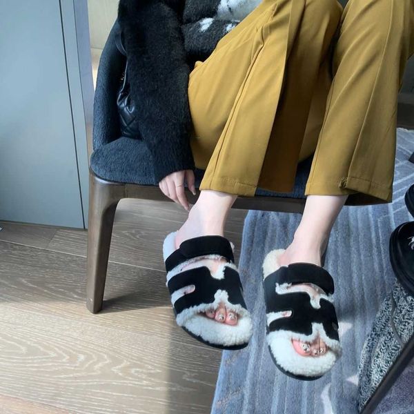 2023 designer shoes flat bottom fur shoes new leather and fur integrated color matching external wearing slippers, Black
2023 designer shoes flat bottom fur shoes new leather and fur integrated color matching external wearing slippers, Black