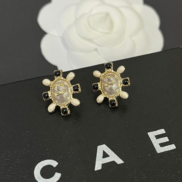 new black round earrings with designer logo women's luxury crystal jewelry earrings small size gift stud summer 2023 popular style love, Golden;silver
new black round earrings with designer logo women's luxury crystal jewelry earrings small size gift stud summer 2023 popular style love, Golden;silver