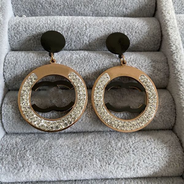 rose gold luxury women designer earrings mud drill brand stud black hollow letter engagement earring wholesale, Golden;silver
rose gold luxury women designer earrings mud drill brand stud black hollow letter engagement earring wholesale, Golden;silver