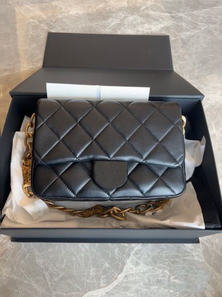 10a super original quality 21cm caviar sheepskin tassel chain shoulder bag classic real leather women handbags ladies tote luxurys designers
10a super original quality 21cm caviar sheepskin tassel chain shoulder bag classic real leather women handbags ladies tote luxurys designers