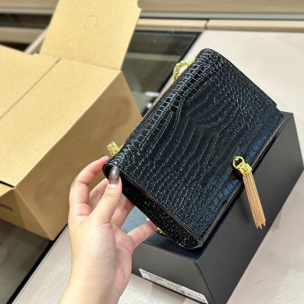 chain cross body pure leather envelope bag wallet cowhide crocodile pattern hardware letter tassels flip buckle fashion women bags high-qual
chain cross body pure leather envelope bag wallet cowhide crocodile pattern hardware letter tassels flip buckle fashion women bags high-qual