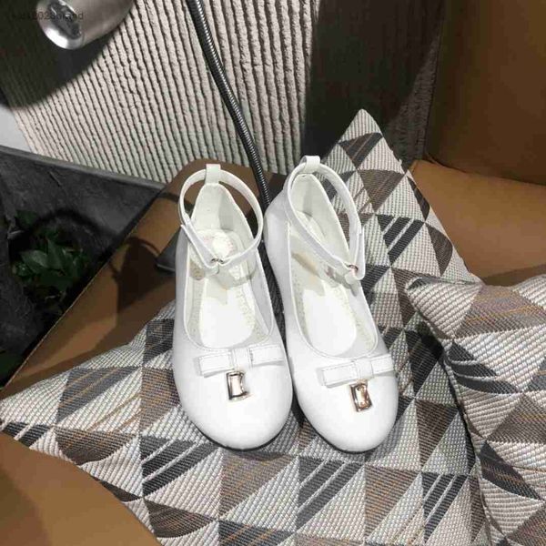 designer girl flat shoes metal logo decoration baby casual shoe patent leather kids sneakers box packaging children' size 26-35, Black;grey
designer girl flat shoes metal logo decoration baby casual shoe patent leather kids sneakers box packaging children' size 26-35, Black;grey