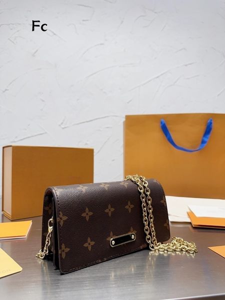 there is no need to introduce too much about the medieval small square bag. the underarm bag, shoulder bag, crossbody bag, and handbag also
there is no need to introduce too much about the medieval small square bag. the underarm bag, shoulder bag, crossbody bag, and handbag also