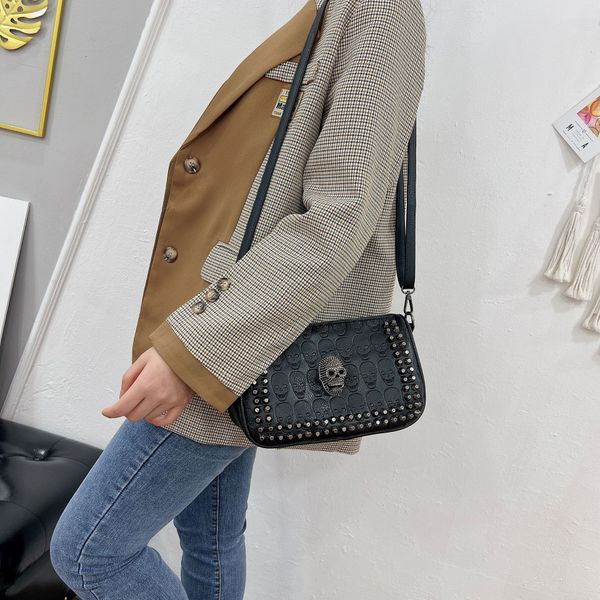2023 new europe and the united states casual women's bag retro style skeleton single shoulder oblique bag woman
2023 new europe and the united states casual women's bag retro style skeleton single shoulder oblique bag woman