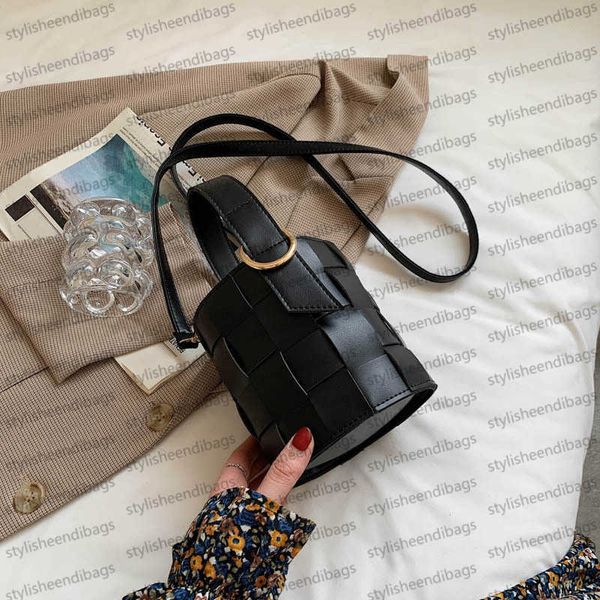 women handbag shoulder bag woven bag fashion bucket bag drawstring bag solid color bag crossbody bag the strap is removable casual bag styli
women handbag shoulder bag woven bag fashion bucket bag drawstring bag solid color bag crossbody bag the strap is removable casual bag styli