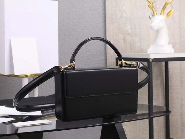 classic leather bags can be hand-held and slung. the 22cm bag has a perfect three-dimensional texture.
classic leather bags can be hand-held and slung. the 22cm bag has a perfect three-dimensional texture.