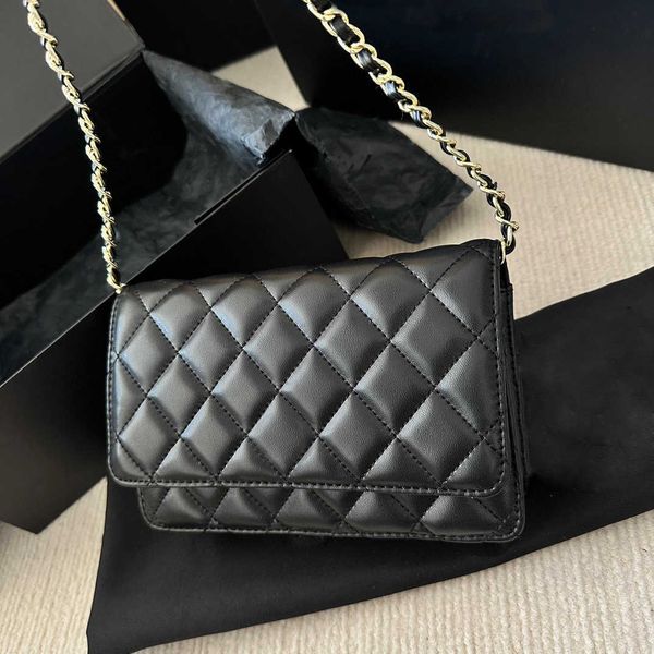 2023 designer luxury flip ladies prism leather shoulder bag fashion exquisite line handbag messenger bag new ladies c4403
2023 designer luxury flip ladies prism leather shoulder bag fashion exquisite line handbag messenger bag new ladies c4403