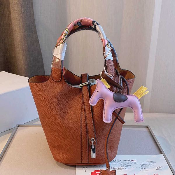 basket vegetables handbags tote shopping bag genuine leather palmar stria high-capacity with h letter purse silver lock key multiple colors
basket vegetables handbags tote shopping bag genuine leather palmar stria high-capacity with h letter purse silver lock key multiple colors