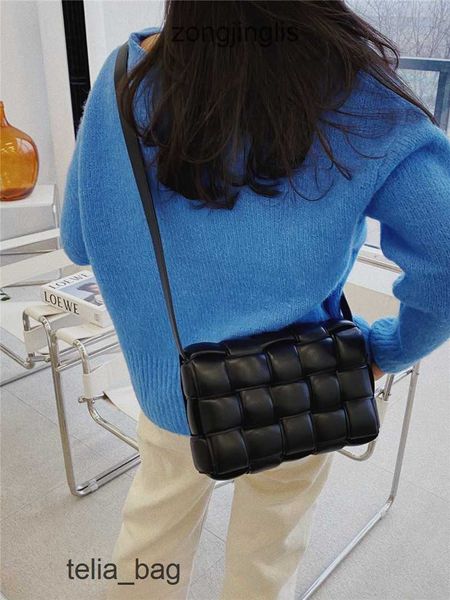 leather 2023 knitted designer shoulder bags venetaas women's bottegaas small one pillow crossbody cassettes square bag pbe6
leather 2023 knitted designer shoulder bags venetaas women's bottegaas small one pillow crossbody cassettes square bag pbe6