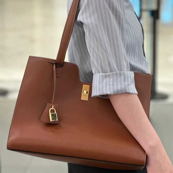 designer bag 2023 cowhide soft16 lockbuckle tote bag one shoulder portable underarm commuter big bag fashionable women's bag
designer bag 2023 cowhide soft16 lockbuckle tote bag one shoulder portable underarm commuter big bag fashionable women's bag