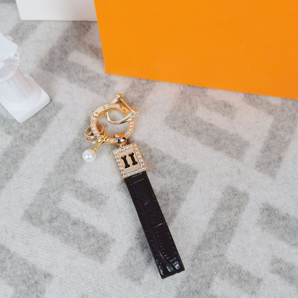 luxurys designers keychain car key chain 6colors diamond letter keychains bear with pearl fashion leisure men women bag pendant accessories, Silver
luxurys designers keychain car key chain 6colors diamond letter keychains bear with pearl fashion leisure men women bag pendant accessories, Silver
