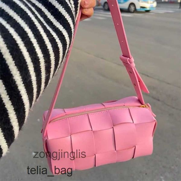 bottegaas bag luxury handbags venetaas cassette bags new brick pink knitted for women's underarm is fashionable and versatile handheld
bottegaas bag luxury handbags venetaas cassette bags new brick pink knitted for women's underarm is fashionable and versatile handheld