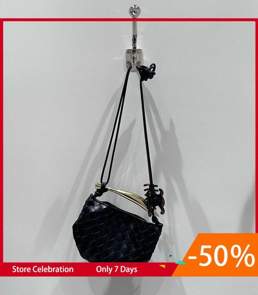 2023 new product network red same style fashion versatile contrast knitted small design handheld shoulder bag for women
2023 new product network red same style fashion versatile contrast knitted small design handheld shoulder bag for women