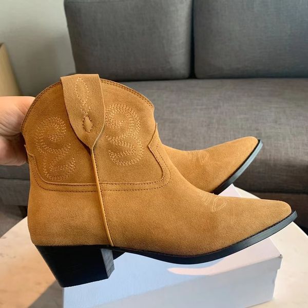 2023 western cowboy short boots luxury designer shoes 100% calf leather carved motorcycle boots triumphal arch fashion women's knight r, Black
2023 western cowboy short boots luxury designer shoes 100% calf leather carved motorcycle boots triumphal arch fashion women's knight r, Black