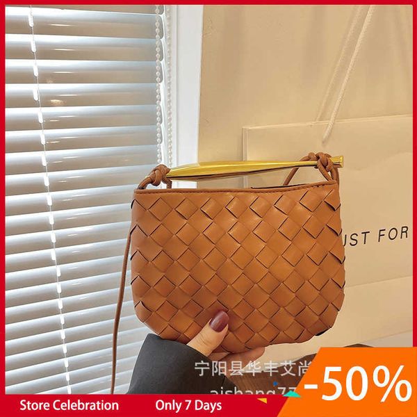fashionable splicing woven handbag for women's simple and casual small square bag 2023 new yuezi crossbody bag
fashionable splicing woven handbag for women's simple and casual small square bag 2023 new yuezi crossbody bag