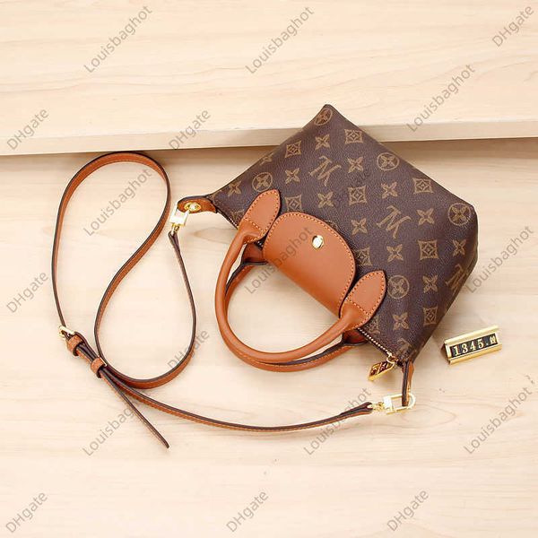 small and luxurious brand women's bags with versatile temperament one shoulder vintage bag genuine leather bucket bag mini handheld cro
small and luxurious brand women's bags with versatile temperament one shoulder vintage bag genuine leather bucket bag mini handheld cro