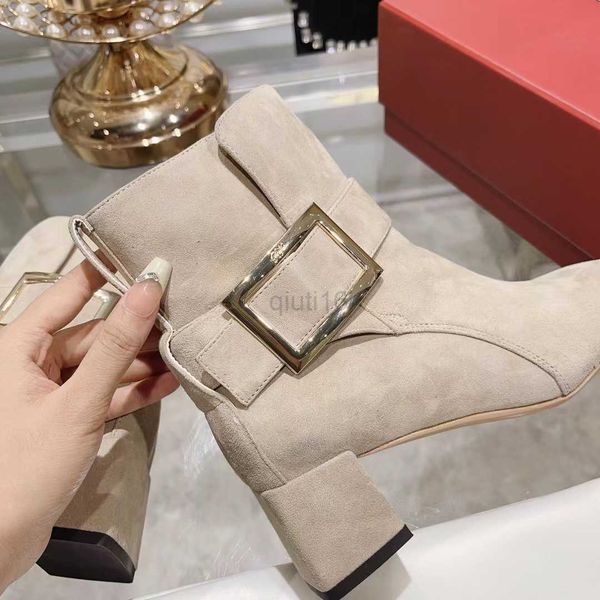 boots 2023 fashion women's short boots luxury metal buckle 100% genuine leather square heel comfortable black lacquer leather designer
boots 2023 fashion women's short boots luxury metal buckle 100% genuine leather square heel comfortable black lacquer leather designer