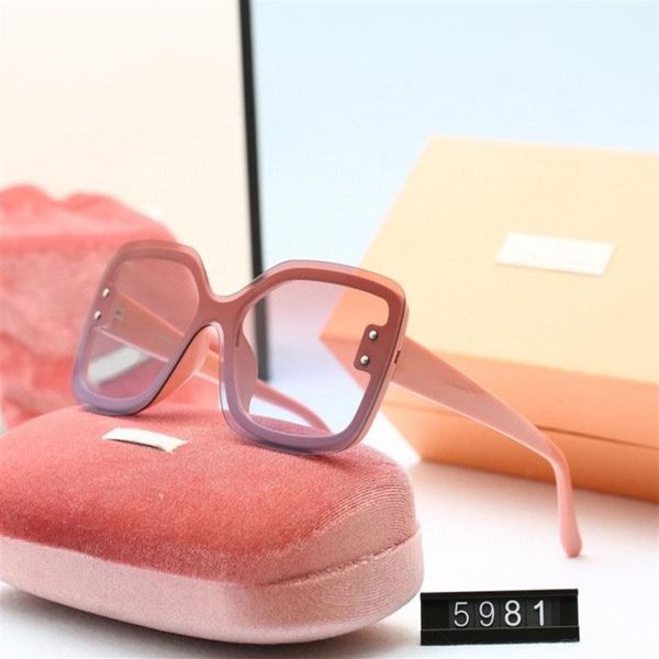 woman sunglasses beach goggle sunglasses summer adumbral glasses uv400 model 8953 5 color with box283w, White;black
woman sunglasses beach goggle sunglasses summer adumbral glasses uv400 model 8953 5 color with box283w, White;black