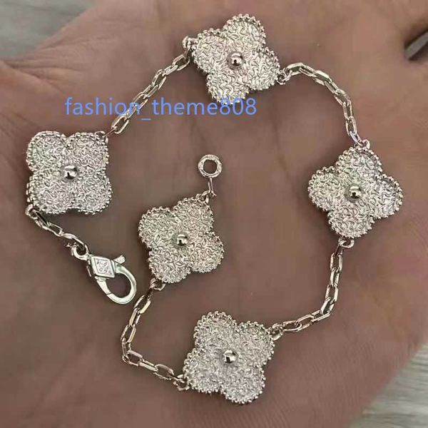 2023 luxury clover designer bracelet pearl 4 pieces 18k gold necklace earrings wedding laser brand charm 1992c, Golden;silver
2023 luxury clover designer bracelet pearl 4 pieces 18k gold necklace earrings wedding laser brand charm 1992c, Golden;silver