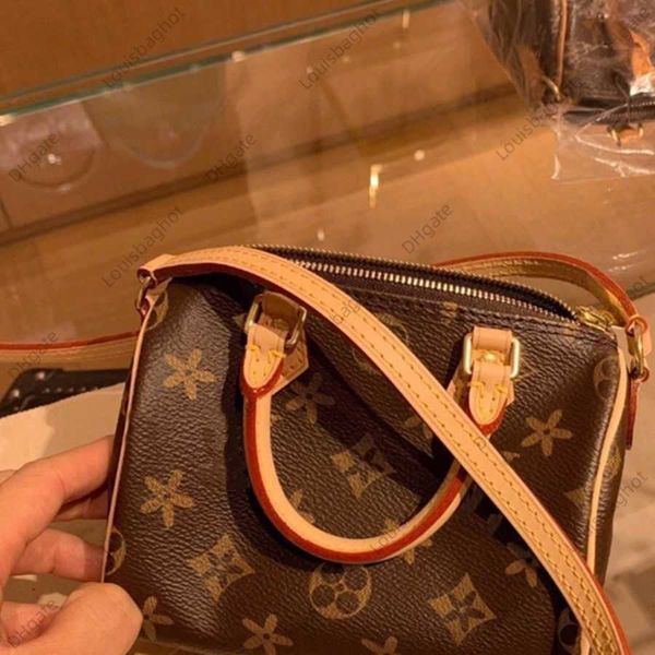 hong kong fashion brand genuine leather presbyopia mini boston pillow bag single shoulder diagonal straddle handheld women's bag 23bags
hong kong fashion brand genuine leather presbyopia mini boston pillow bag single shoulder diagonal straddle handheld women's bag 23bags